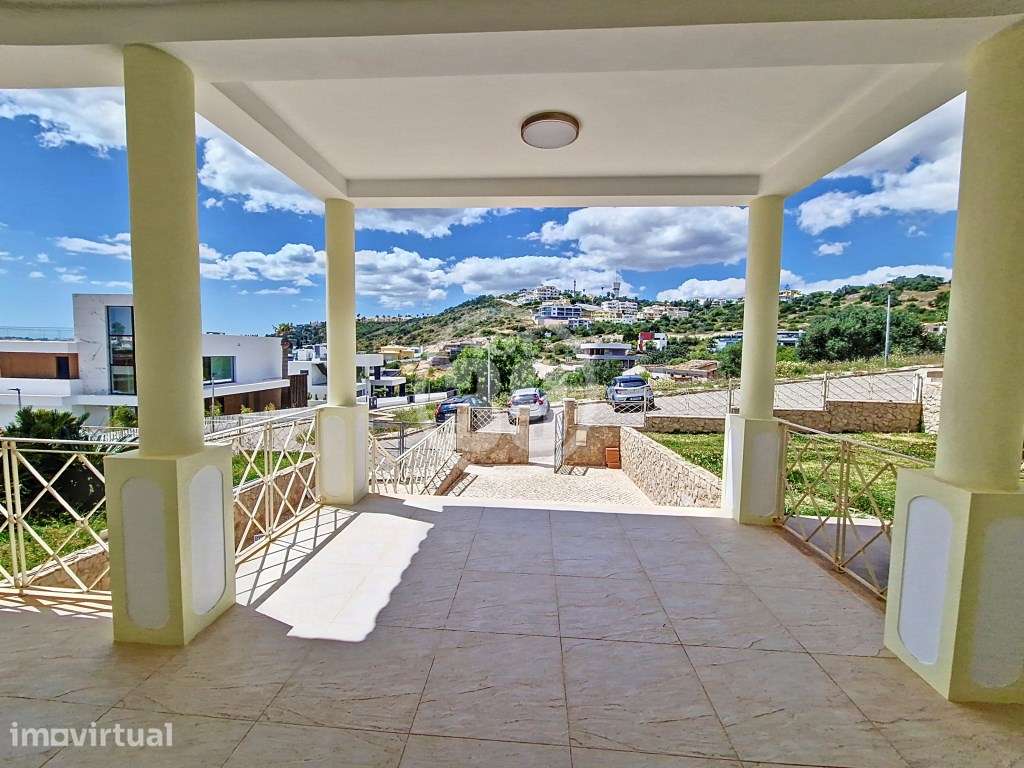 Moradia de Luxo com Piscina, Jardim e Garagem de 200m² Junto à Mari... - Grande imagem: 5/48