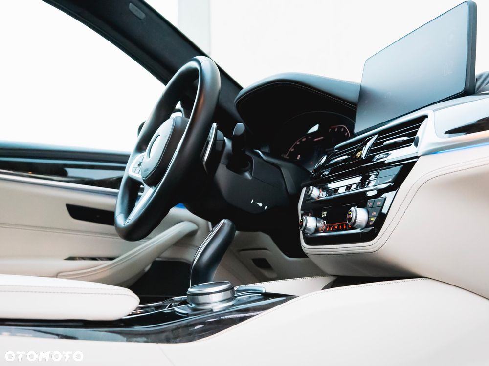 BMW Seria 5 M550i xDrive - 21