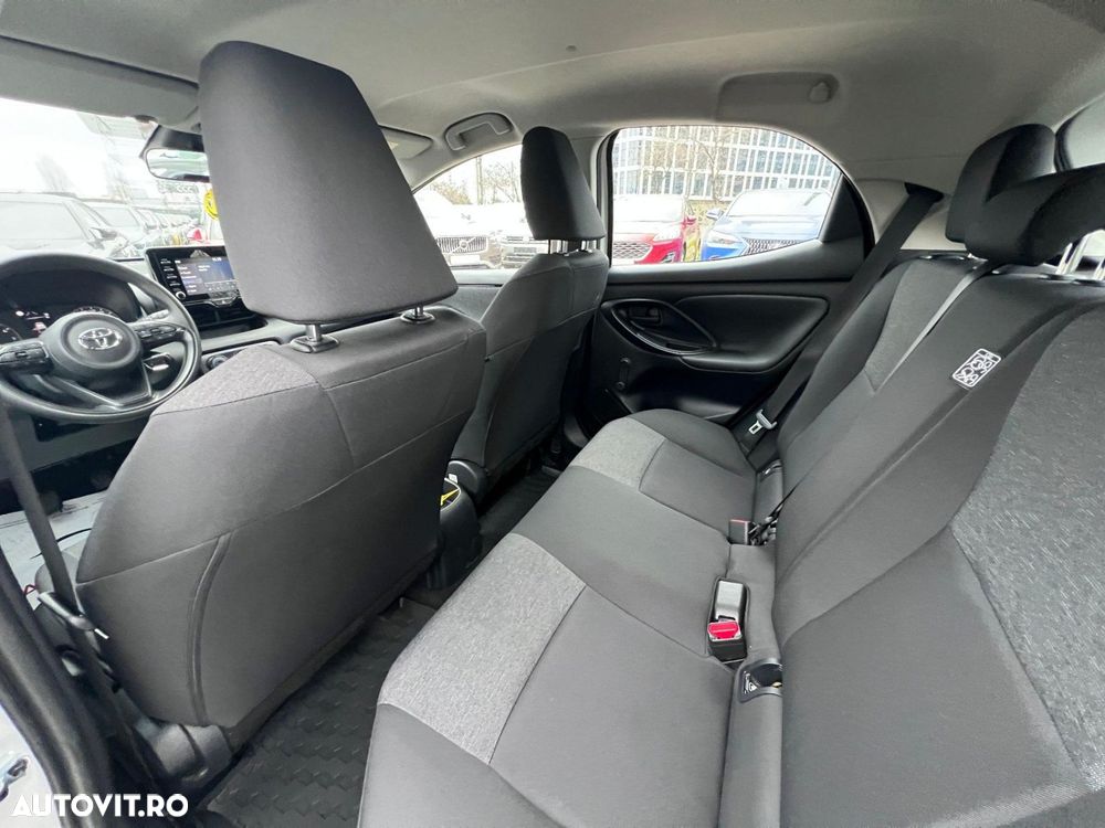 Toyota Yaris 1.0 L Eco - 12