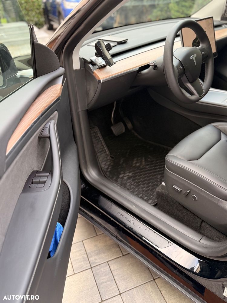 Tesla Model Y - 11
