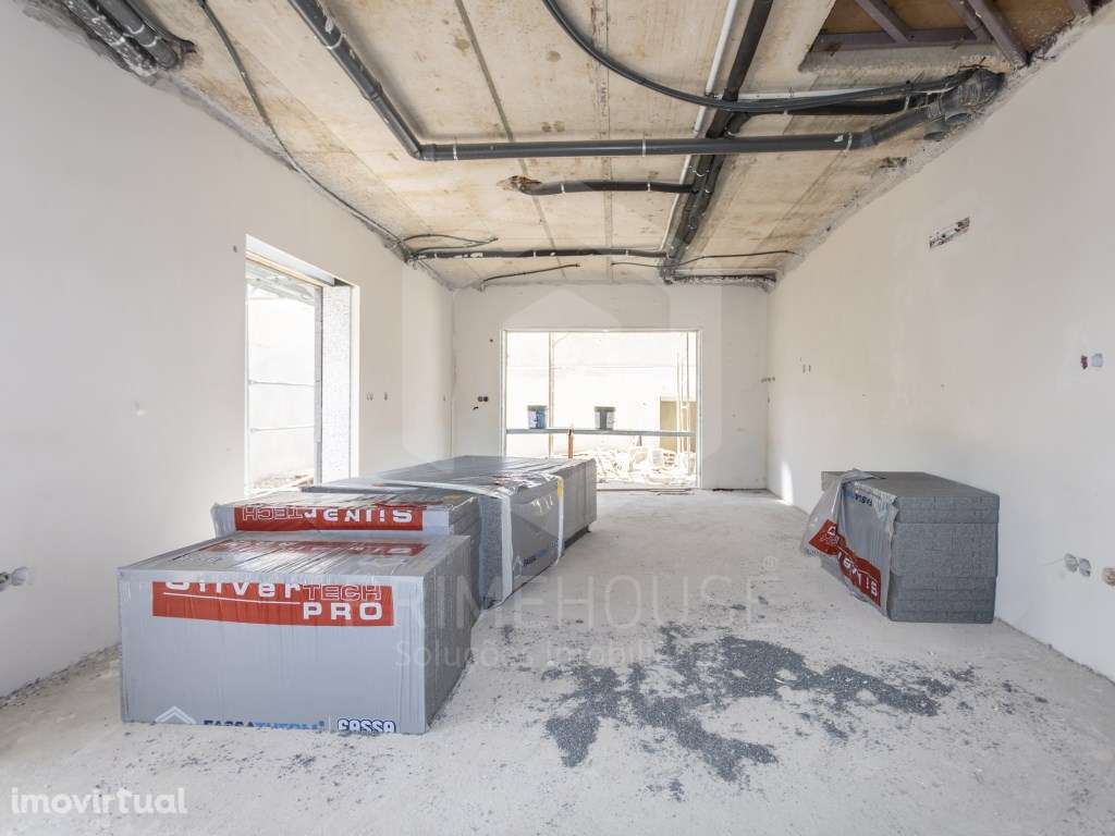 Moradia T3 com piscina e 2 suites em Fernão Ferro - Grande imagem: 2/25