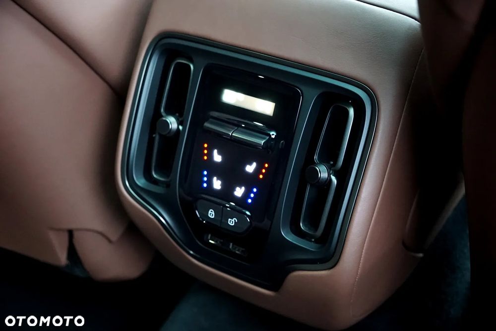 Aston Martin DBX - 25