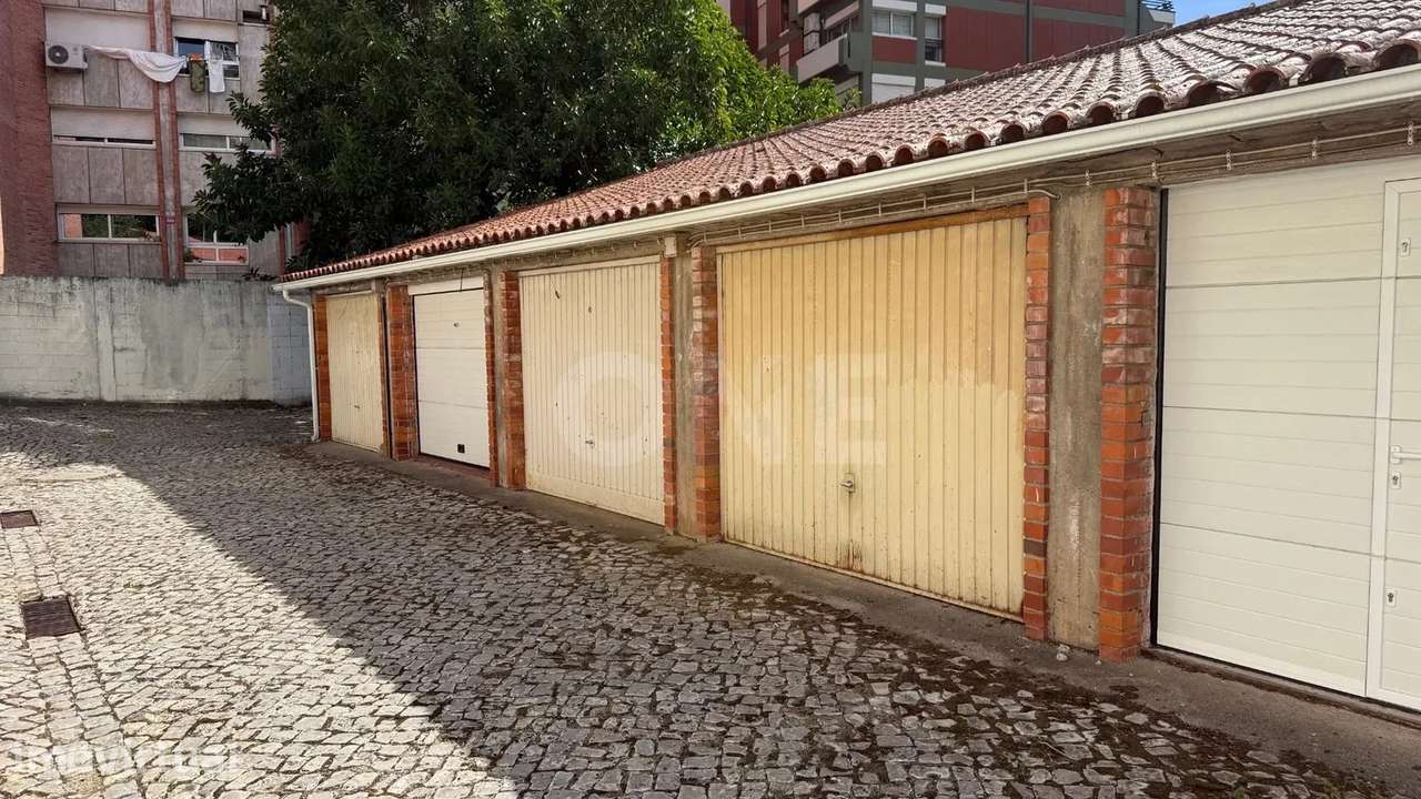 Garagem na Rua Infanta Dona Maria - Grande imagem: 4/10