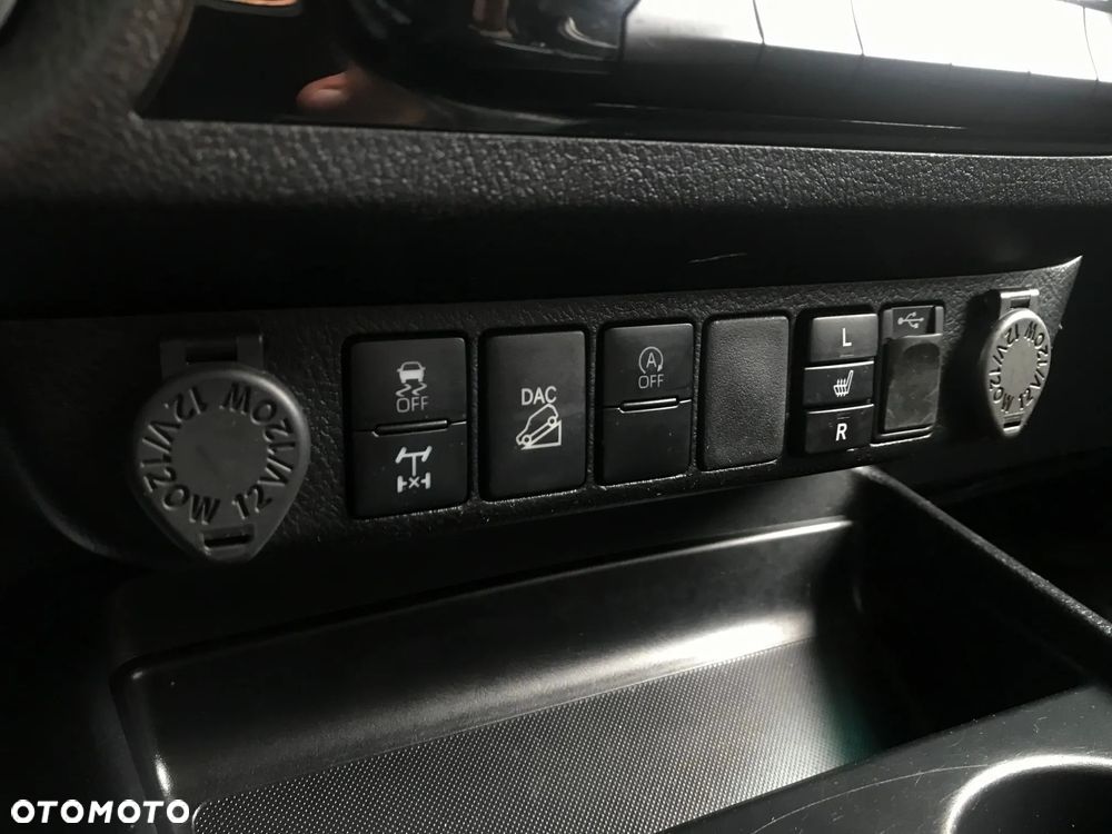 Toyota Hilux 2.8 D-4D Double Cab SR5 4x4 - 32