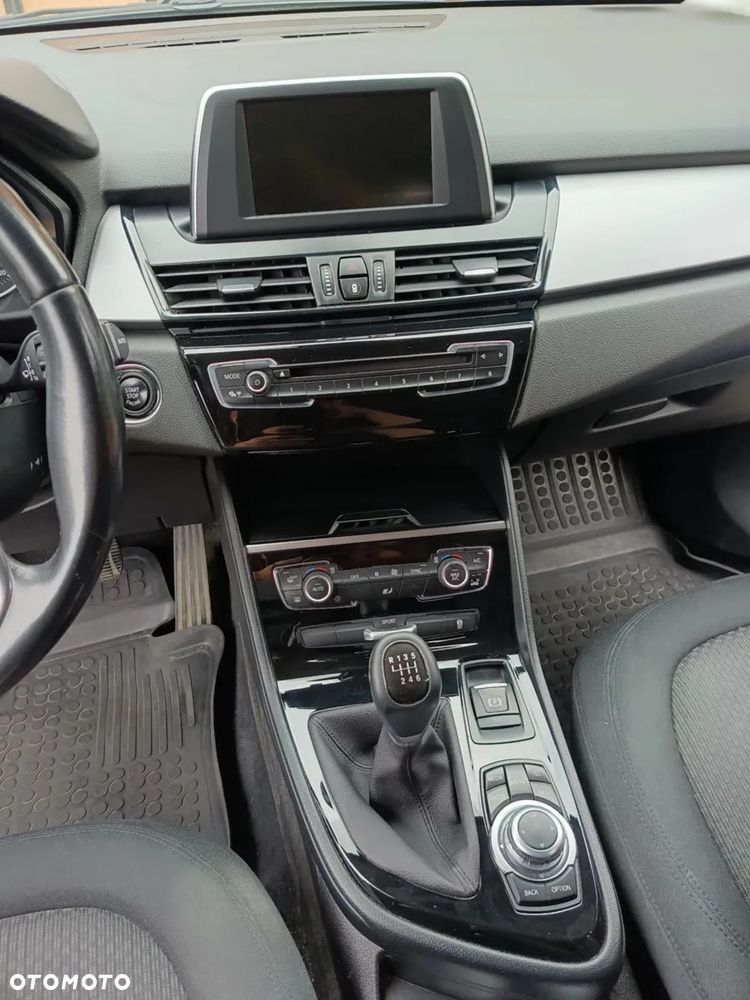 BMW Seria 2 218d - 8