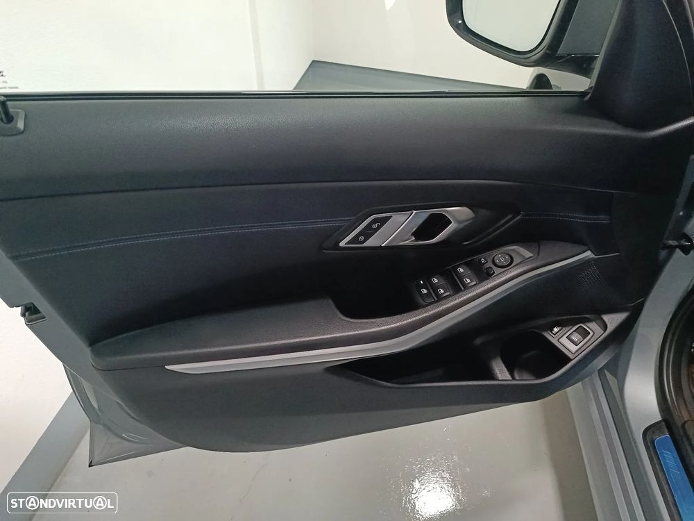 BMW 320 e Pack Desportivo M Auto - 31