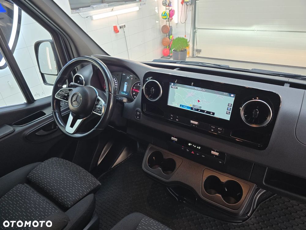 Mercedes-Benz SPRINTER 319 3.0 V6 CDI AUTOMAT 4,40Cm Długi SERWIS ASO MERCEDES-BENZ DO OSTATNIEGO km SALON PL FUL LED HIGH PERFORMANCE MBUX z ekranem dotykowym 10,25 cali SIEDZENIE KIEROWCY KOMFORTOWE, HYDRAULICZNE RESOROWANE PODGRZEWANA SZYBA PRZEDNIA TEMPOMAT KAMERA COFANIA LAKIER METALIK - 3