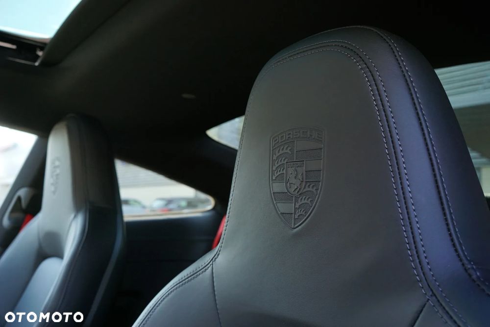 Porsche 911 Carrera 4 GTS - 15