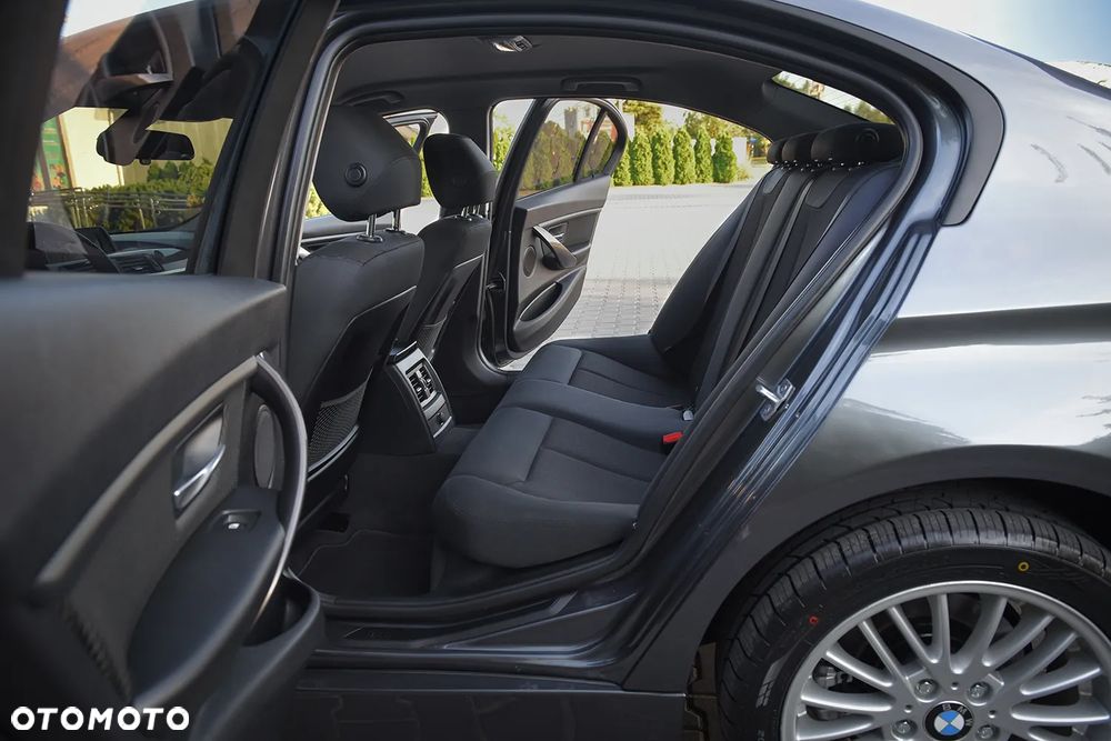 BMW Seria 3 316i - 26