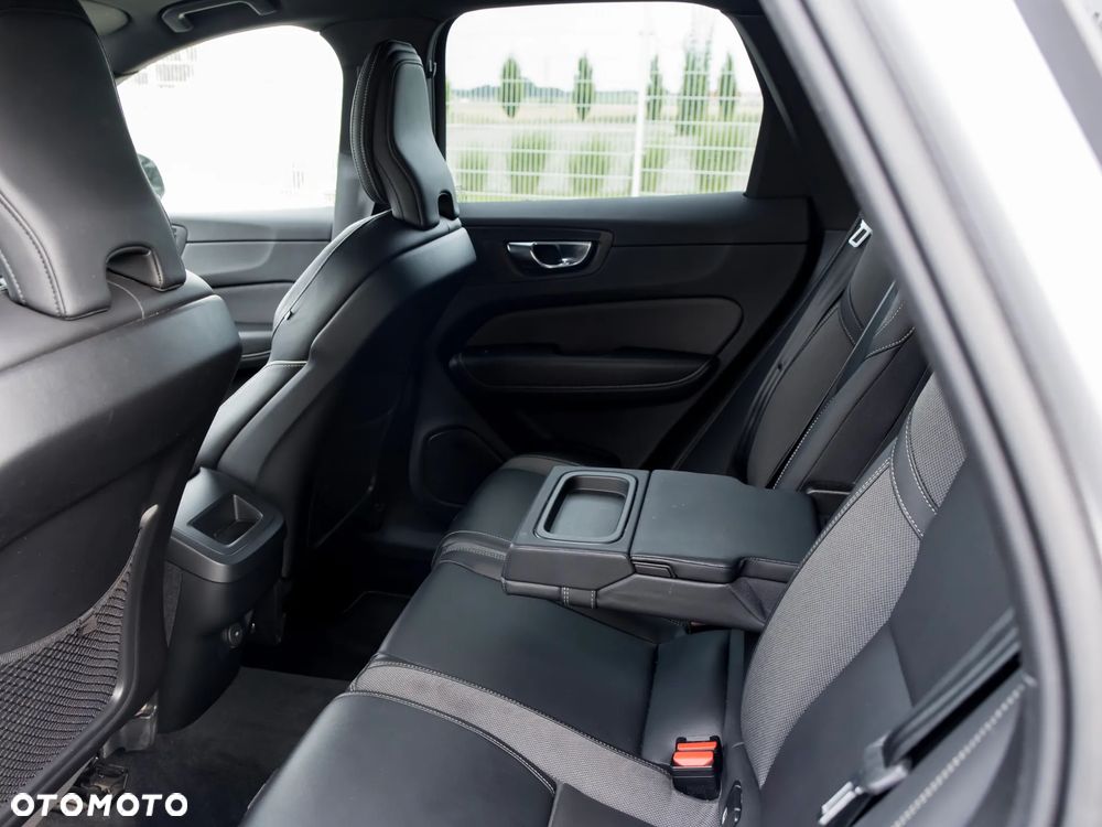 Volvo XC 60 B4 D AWD R-Design - 24