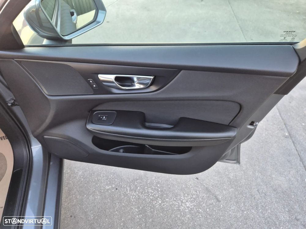 Volvo V60 2.0 D3 Momentum Plus - 42