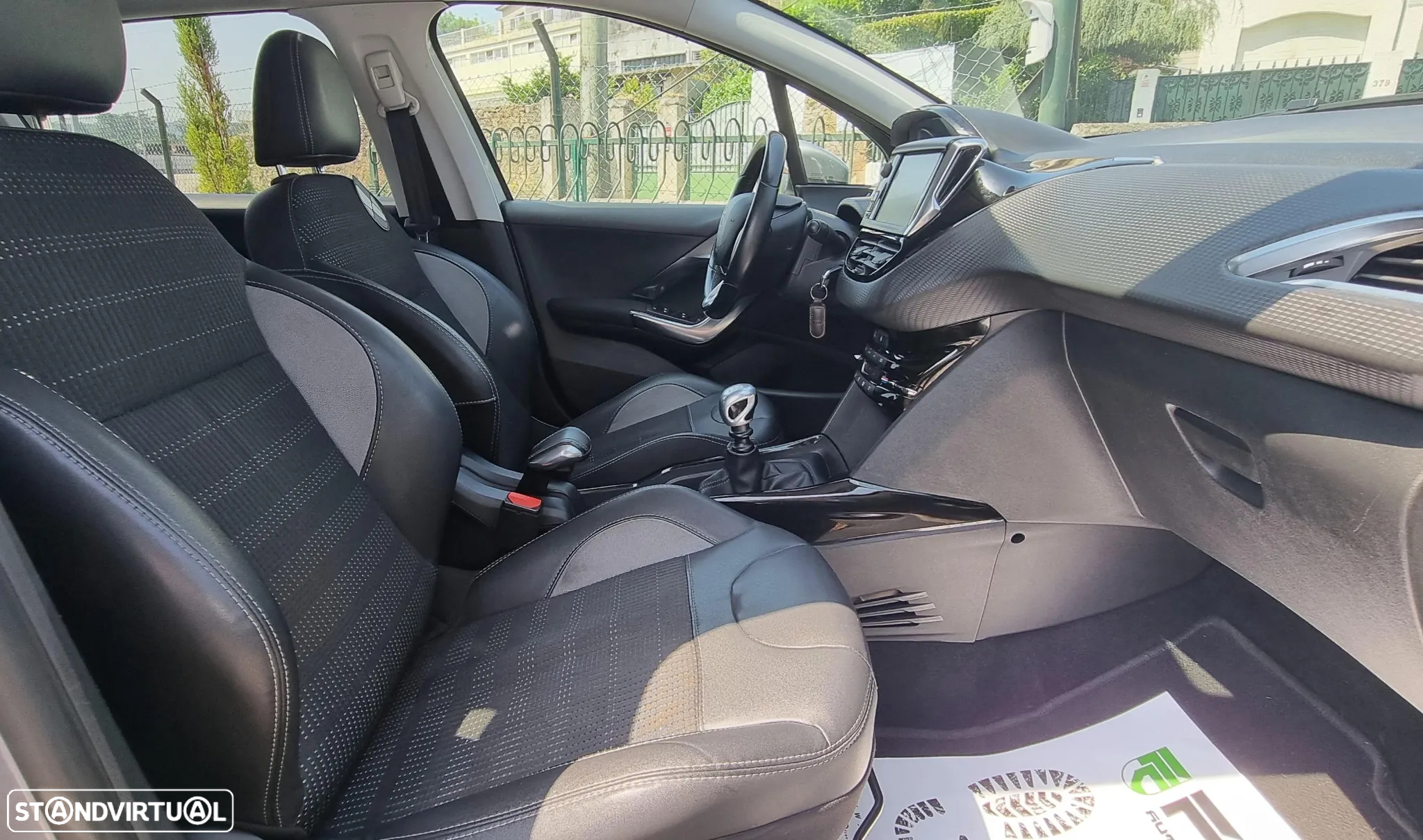 Peugeot 2008 1.2 PureTech Allure - 21