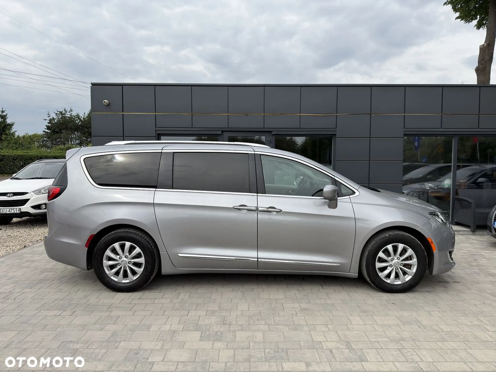 Chrysler Pacifica - 17