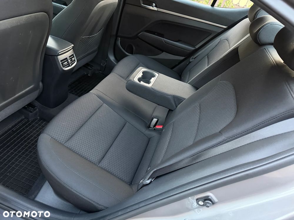 Hyundai Elantra 1.6 Comfort - 32