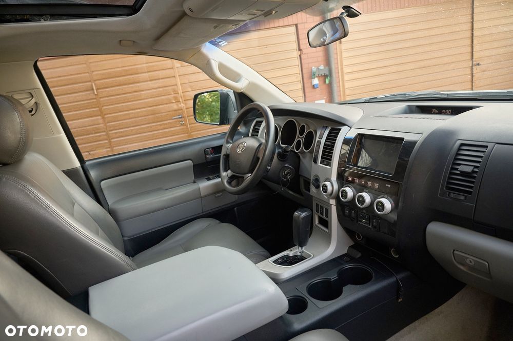 Toyota Sequoia - 31