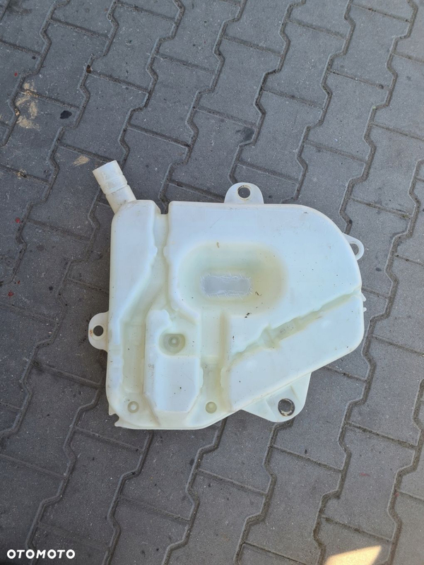 ZBIORNICZEK PŁYNU SPRYSKIWACZY RENAULT MAGNUM DXI