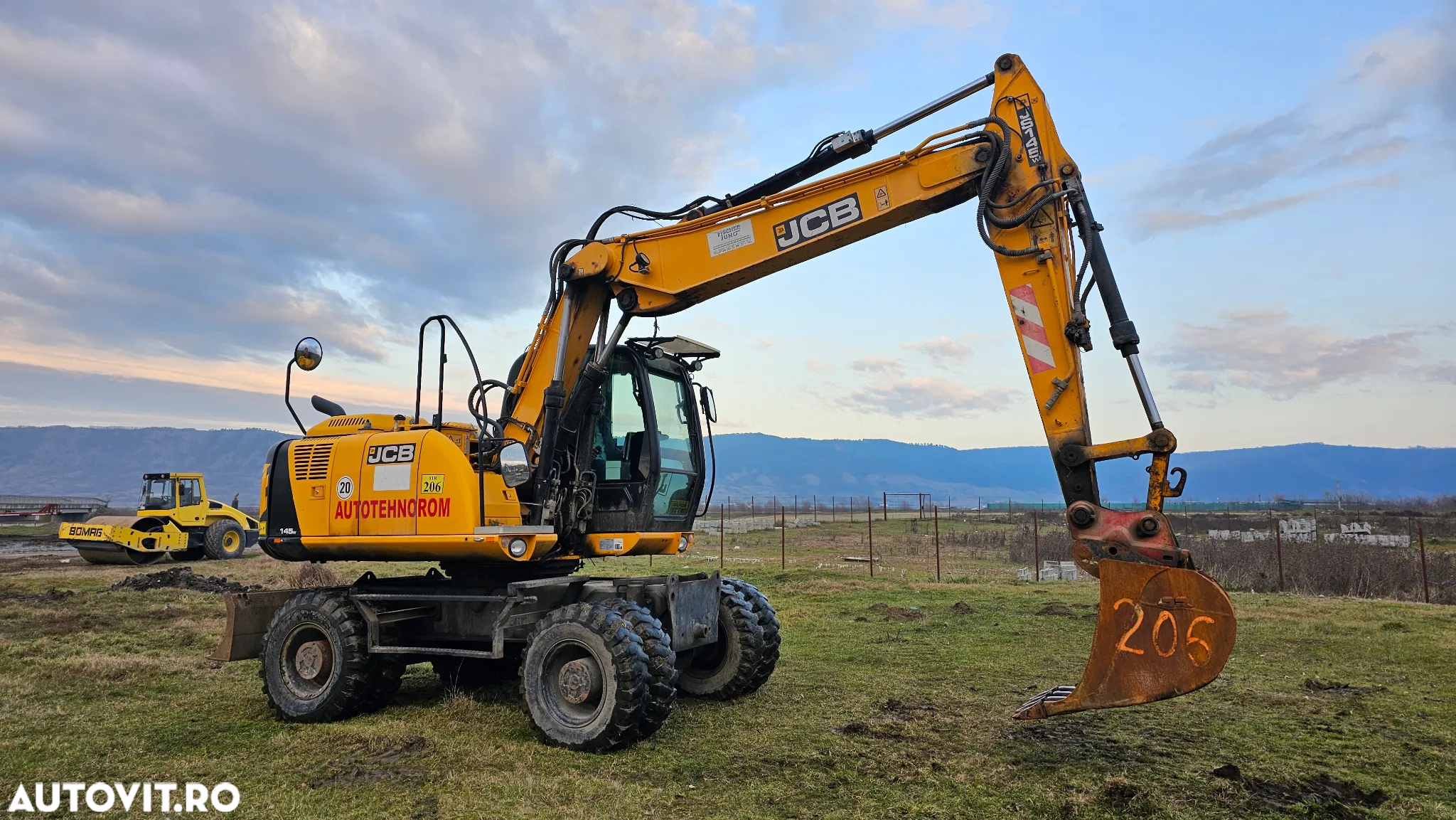 JCB JS 145 W Excavator pe roti - 4