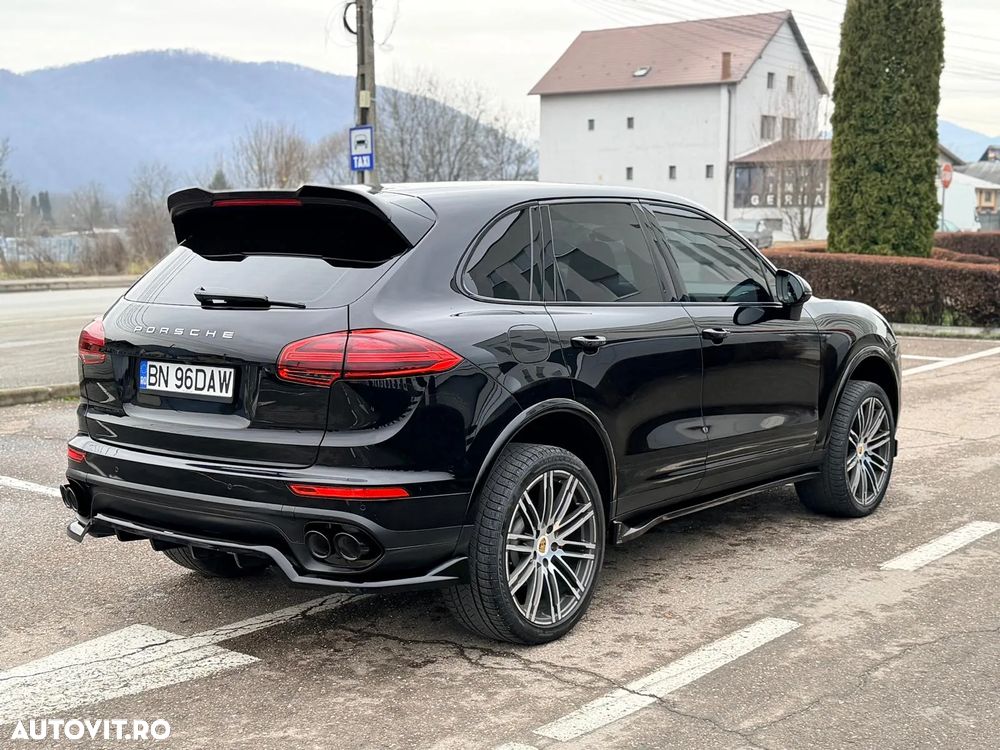 Porsche Cayenne 3.0 L - 4