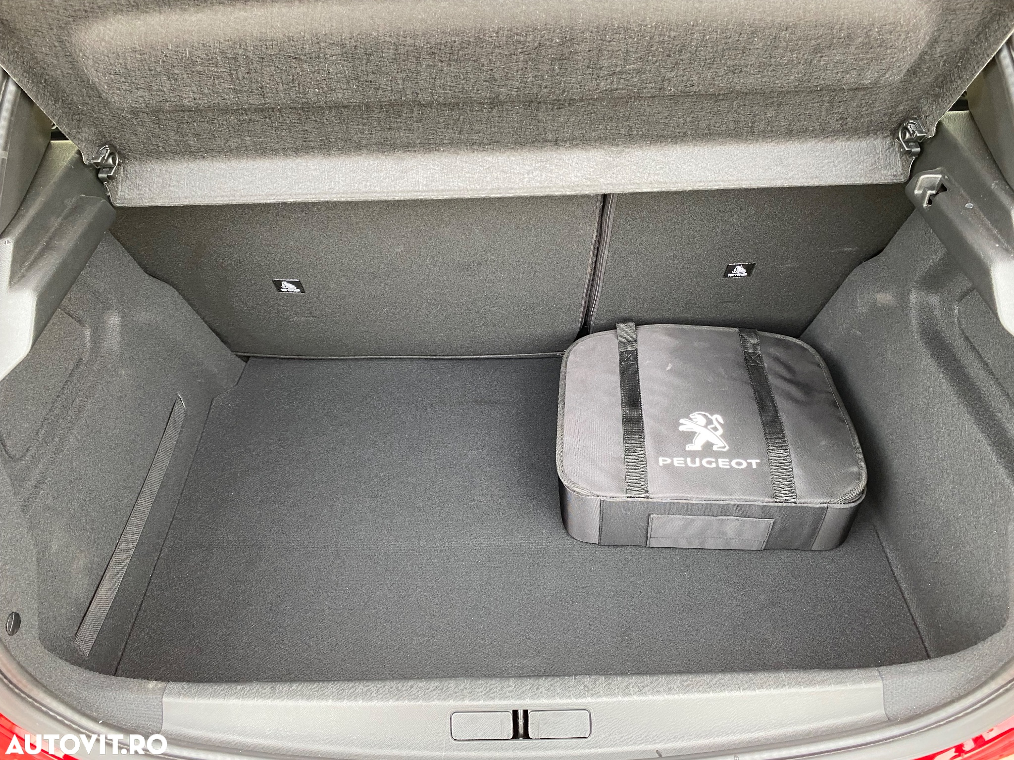 Peugeot 208 e-208 Allure - 9