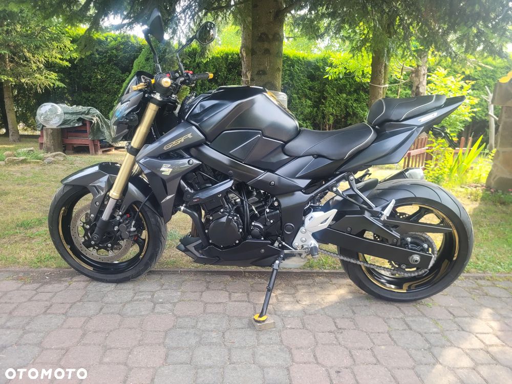 Suzuki GSR - 16