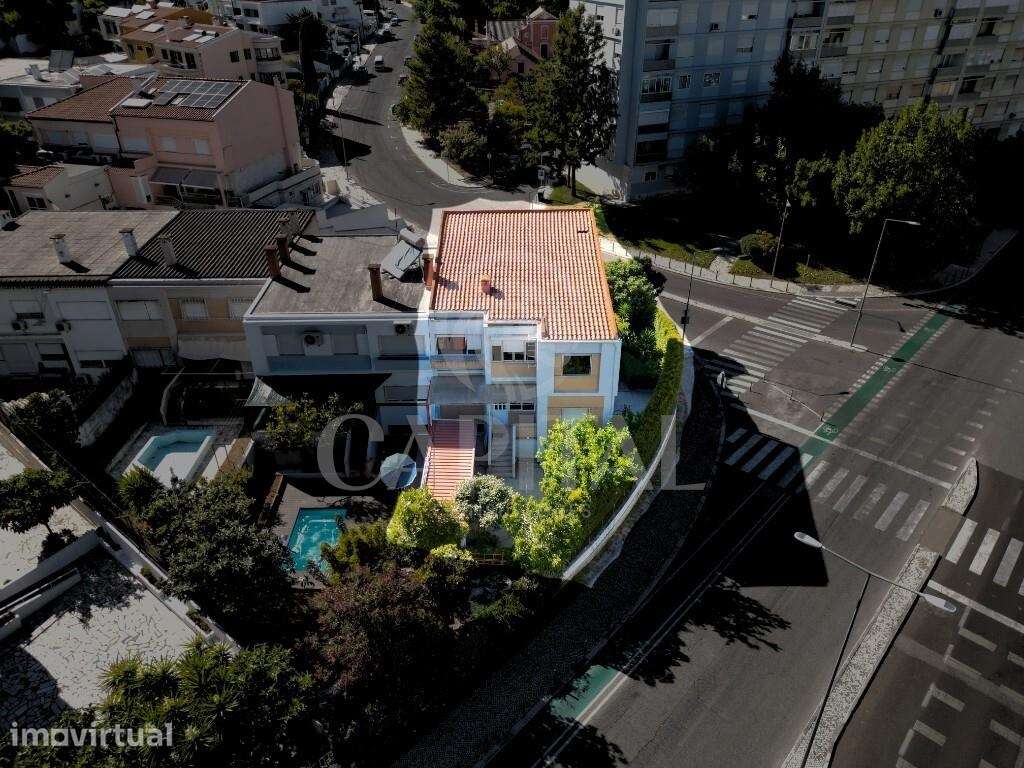 Olivais Sul: Moradia T6 de Gaveto com Elevado Potencial de Valorização - Grande imagem: 5/47