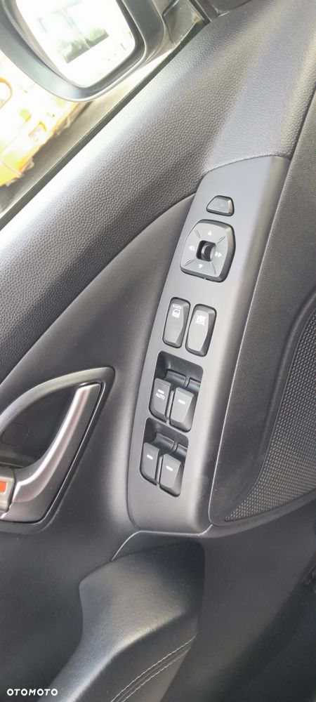 Hyundai ix35 1.7 CRDi 2WD blue Finale Gold - 29