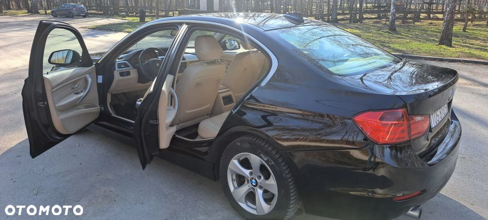 BMW Seria 3 320d xDrive - 14