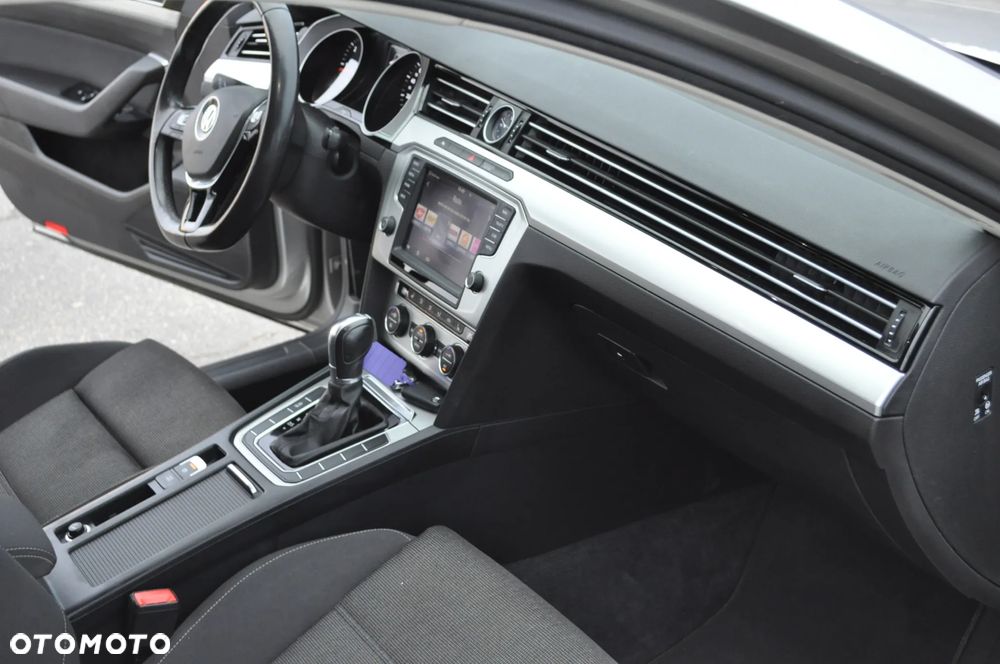 Volkswagen Passat 1.6 TDI (BlueMotion Technology) DSG Comfortline - 23