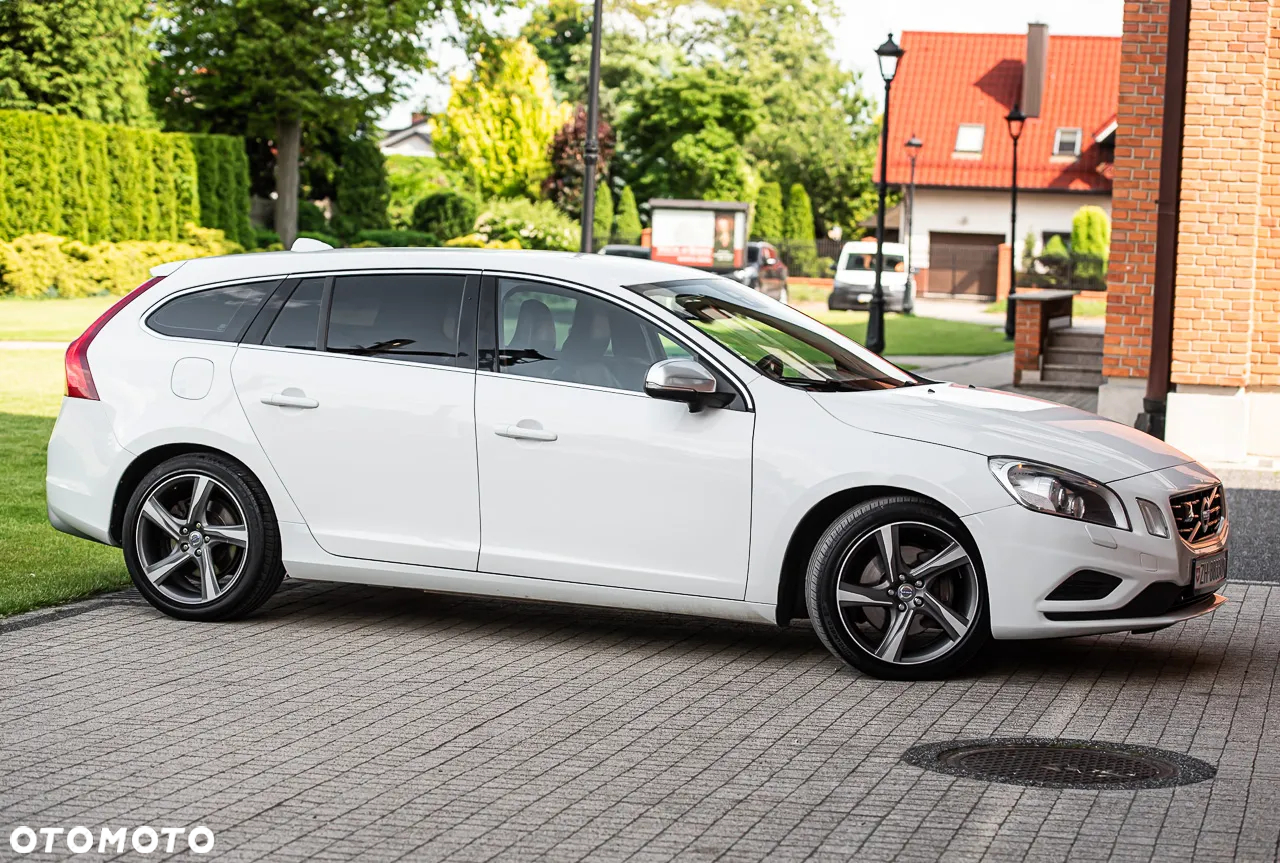 Volvo V60 D5 R-Design - 3
