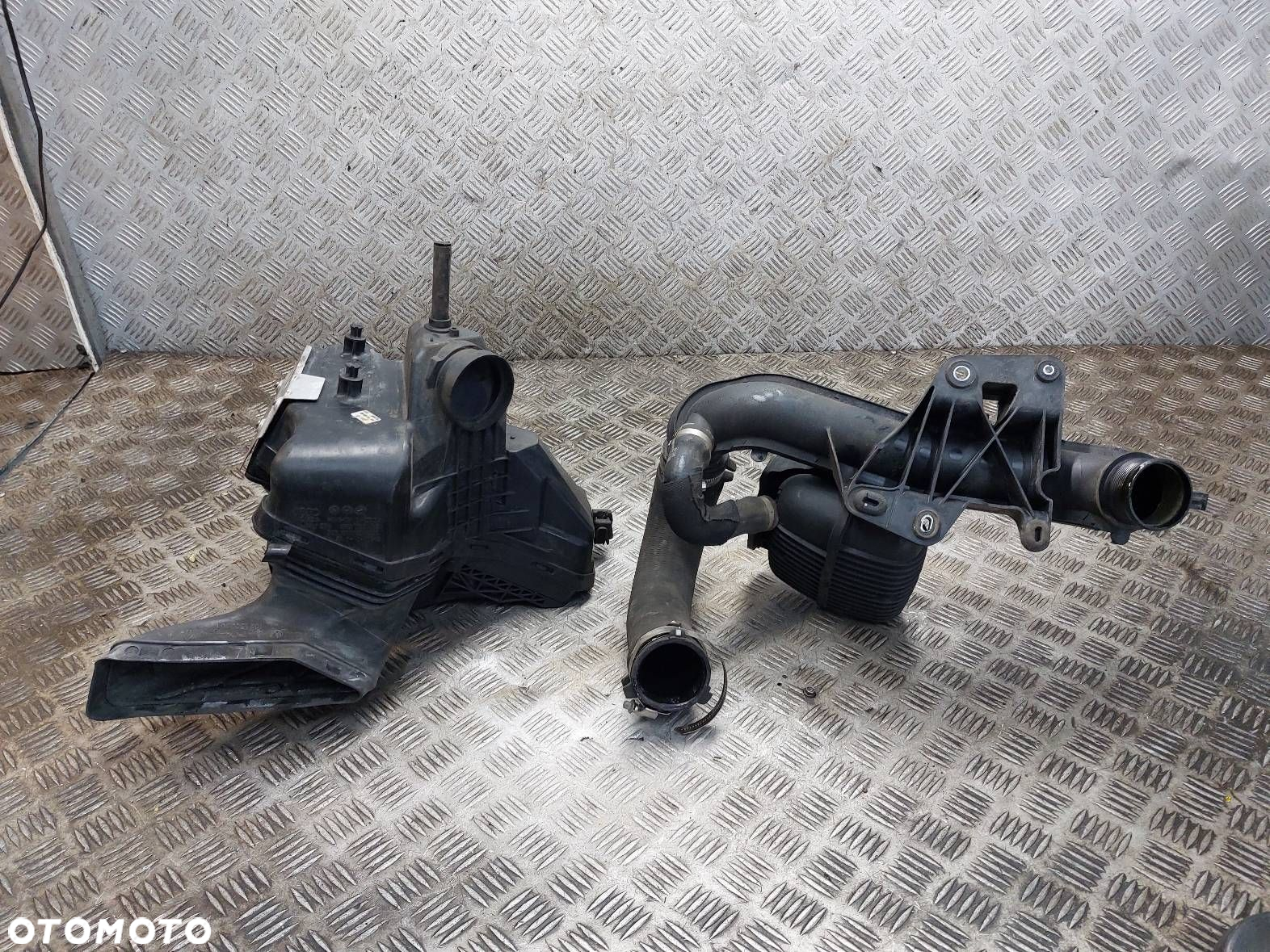 OBUDOWA FILTRA POWIETRZA PRZEPŁYWOMIERZ AUDI A5 8T 2.0 TFSI 8R0133843B - 8