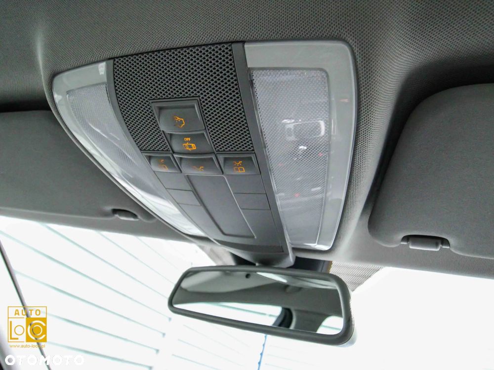 Mercedes-Benz Klasa C 180 CGI Automatik BlueEFFICIENCY Elegance - 27