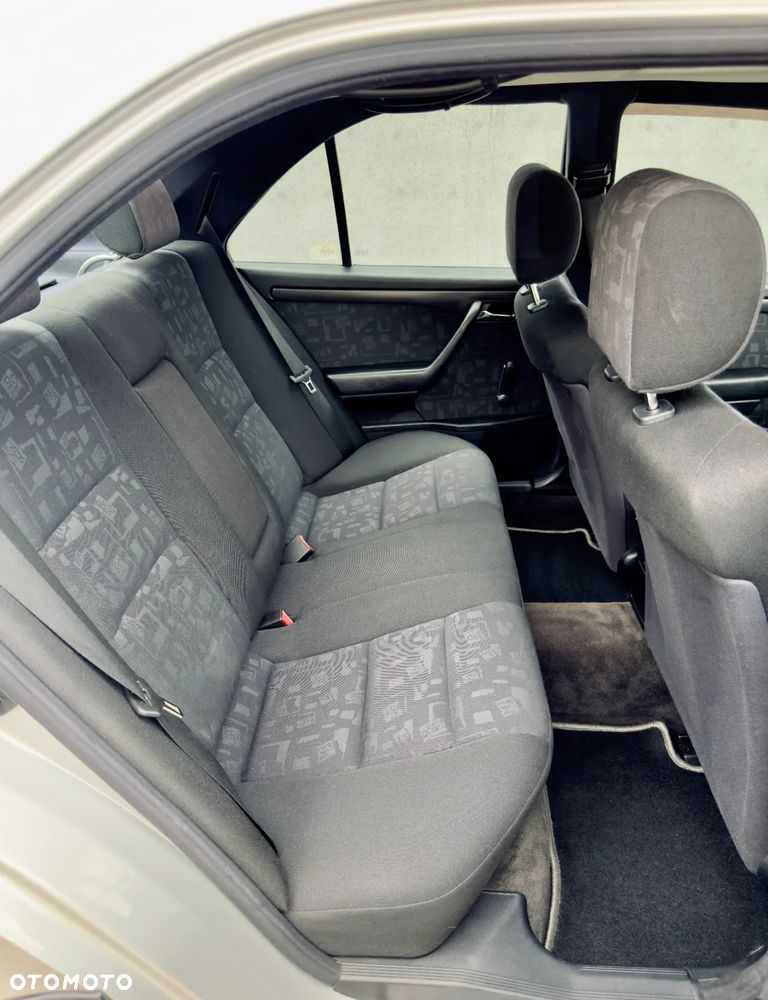 Mercedes-Benz Klasa C 180 Classic - 14