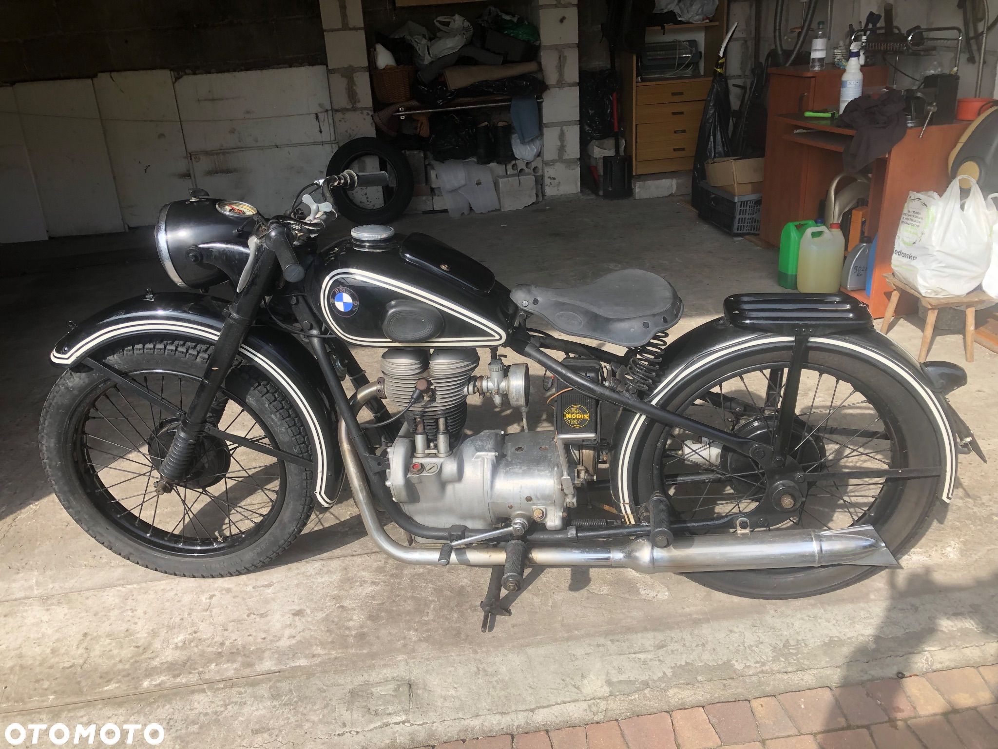 BMW R - 1