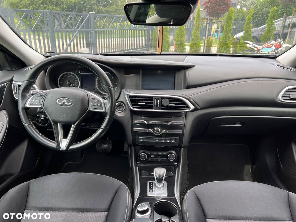 Infiniti Q30 - 11