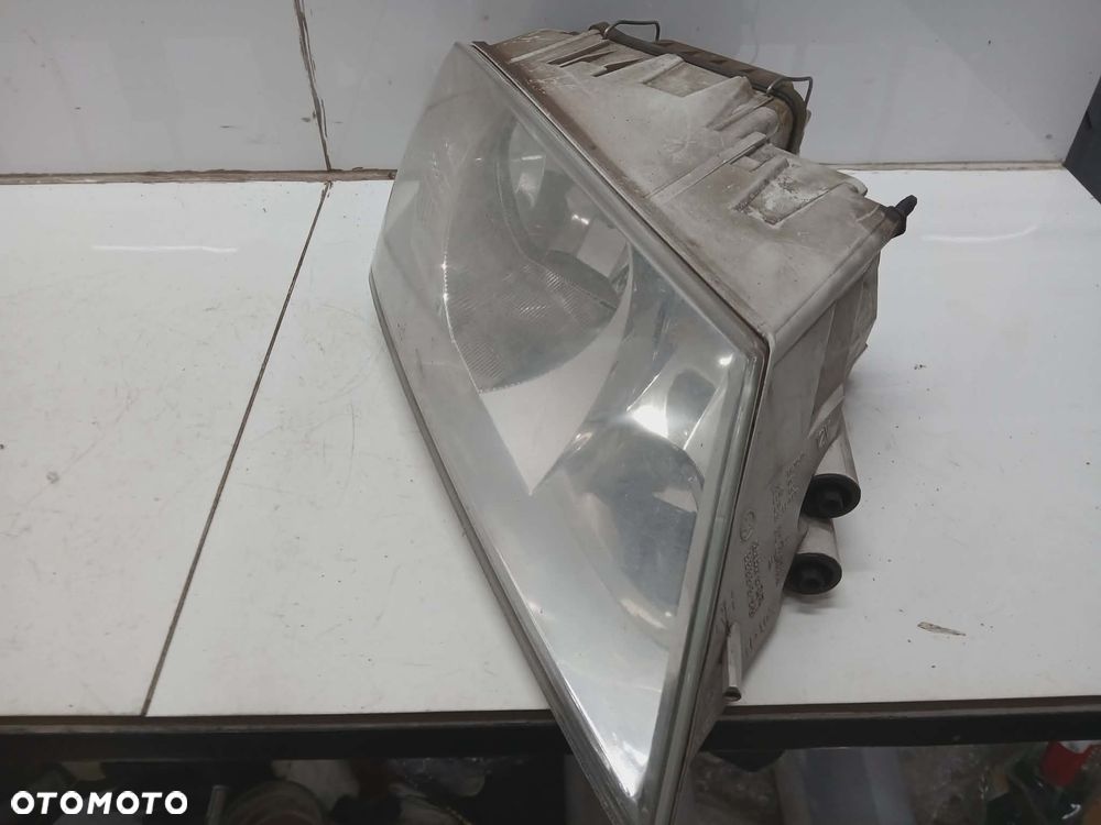 LAMPA PRAWA PRZEDNIA PRZÓD  SKODA OCTAVIA 2 II - 2