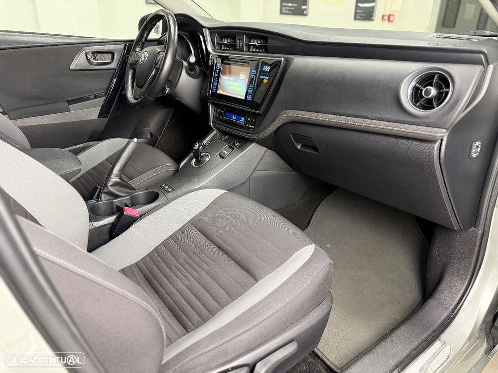 Toyota Auris Touring Sports 1.8 HSD Comfort +P.Sport+Navi - 23