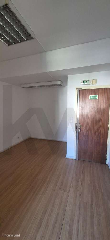 Escritório com 3 salas e hall de entrada grande para arrendar no Nº30 - Grande imagem: 3/17