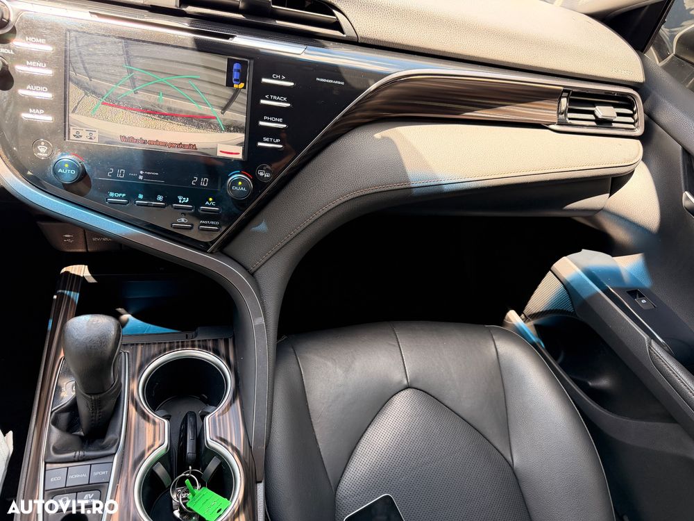 Toyota Camry Luxury - 11