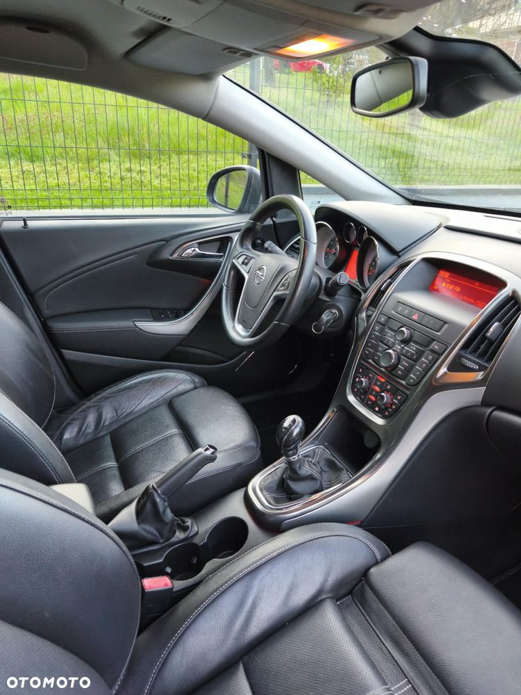 Opel Astra 1.6 Turbo Cosmo - 4