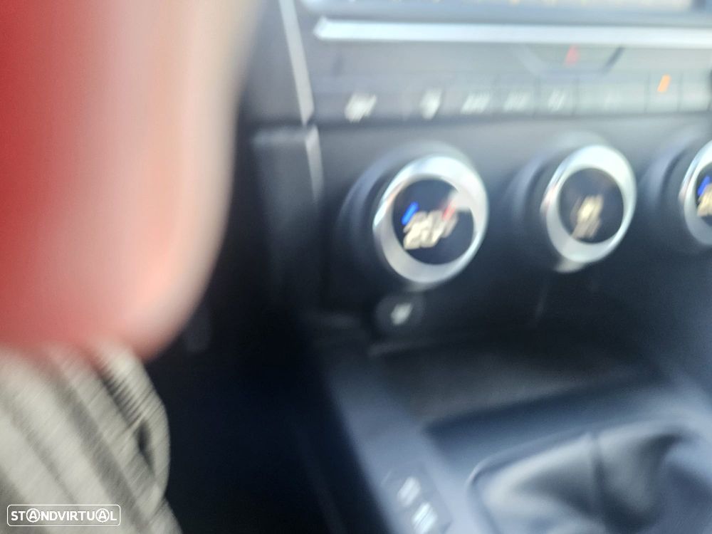 Jaguar E-Pace 2.0 i4D S - 31