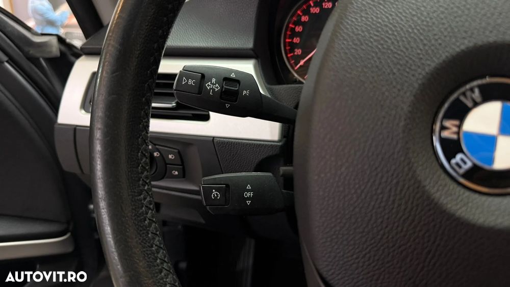 BMW Seria 3 320i Touring Aut. - 27