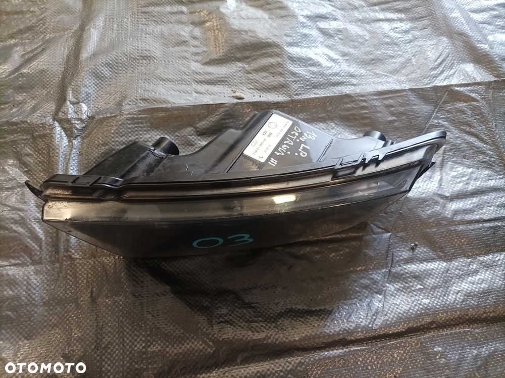 Skoda Octavia III halogen  lewy przód 5E0941699C - 2