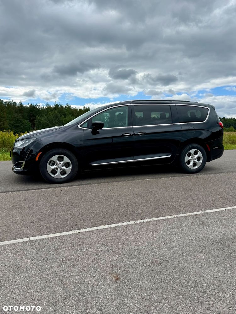Chrysler Pacifica - 2