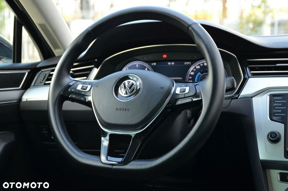 Volkswagen Passat - 33