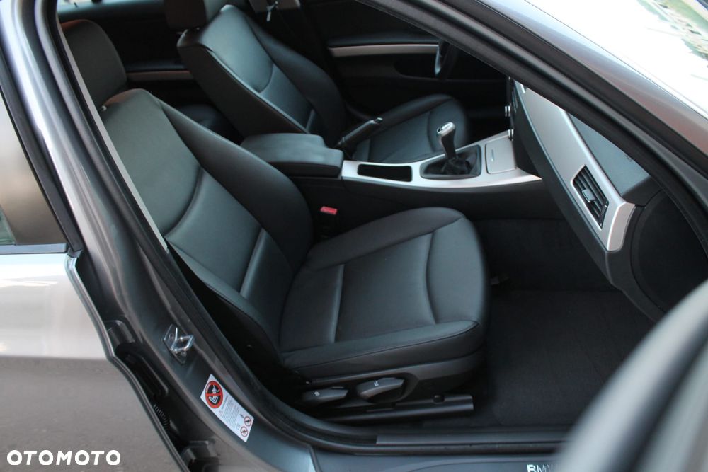 BMW Seria 3 318d DPF Edition Exclusive - 24