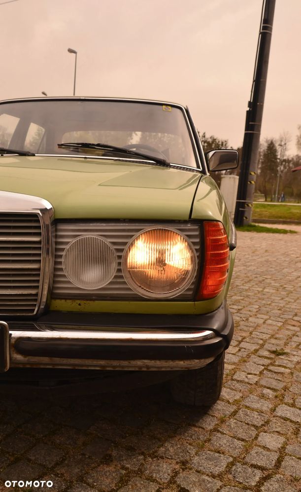 Mercedes-Benz W123 - 23