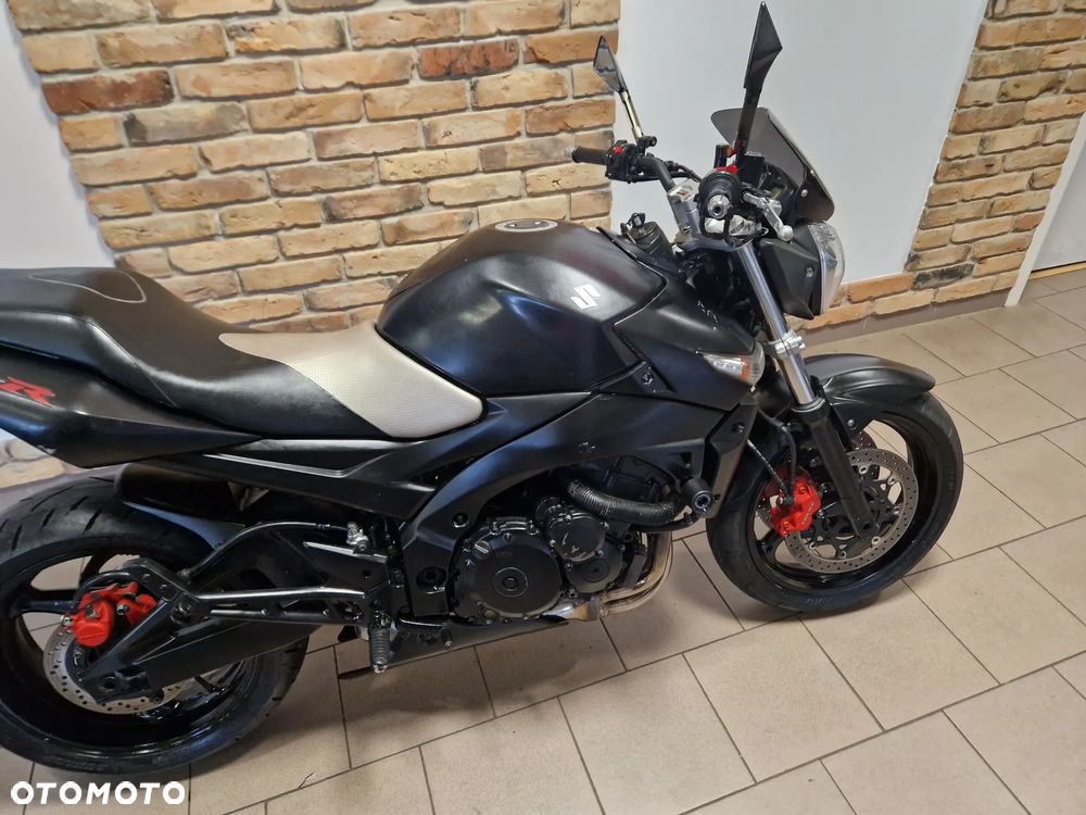 Suzuki GSR - 14