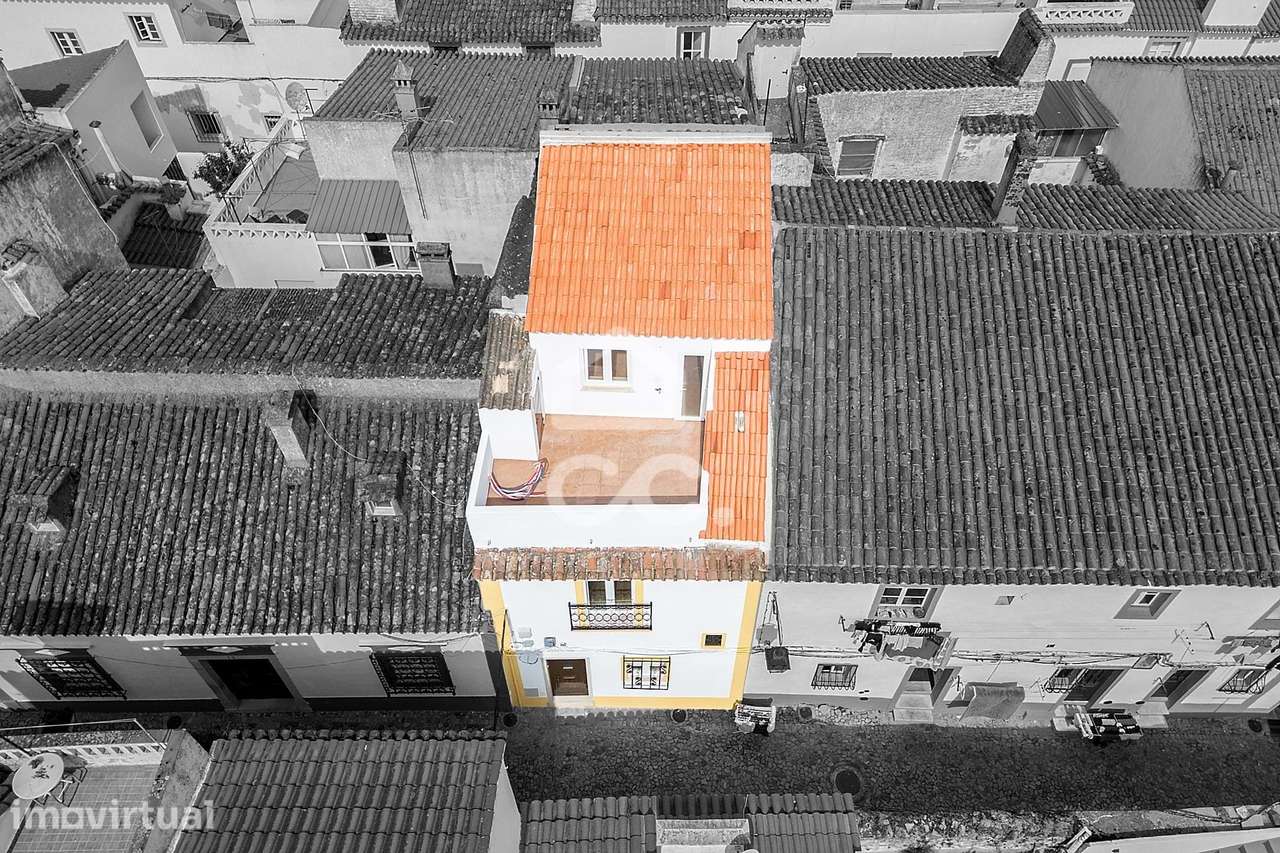 Moradia T2+1 recuperada com Terraço no Centro Histórico de Évora - Grande imagem: 4/41