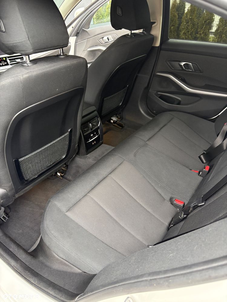 BMW Seria 3 318i - 9