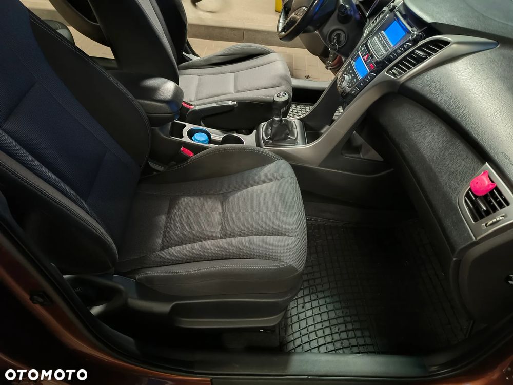 Hyundai i30 blue Kombi 1.6 CRDi Classic - 18